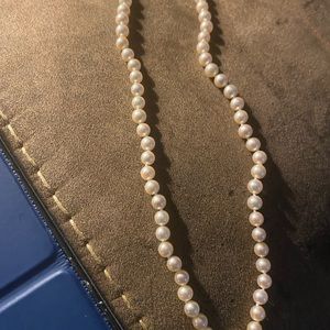 A gorgeous Pearl necklace. Real pearls.